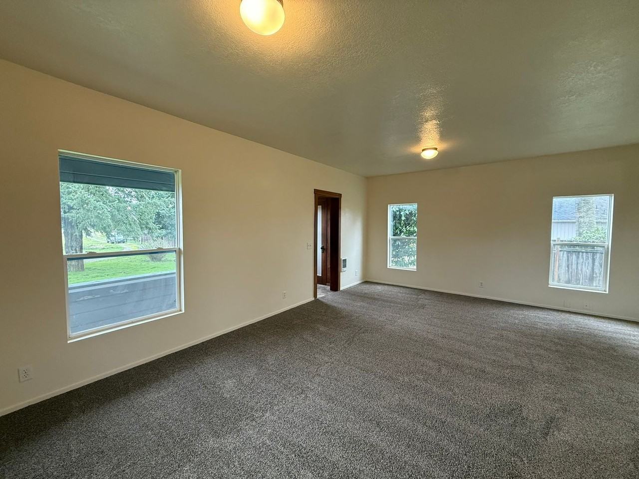 1133 Irvington Dr - Photo 4 of 31