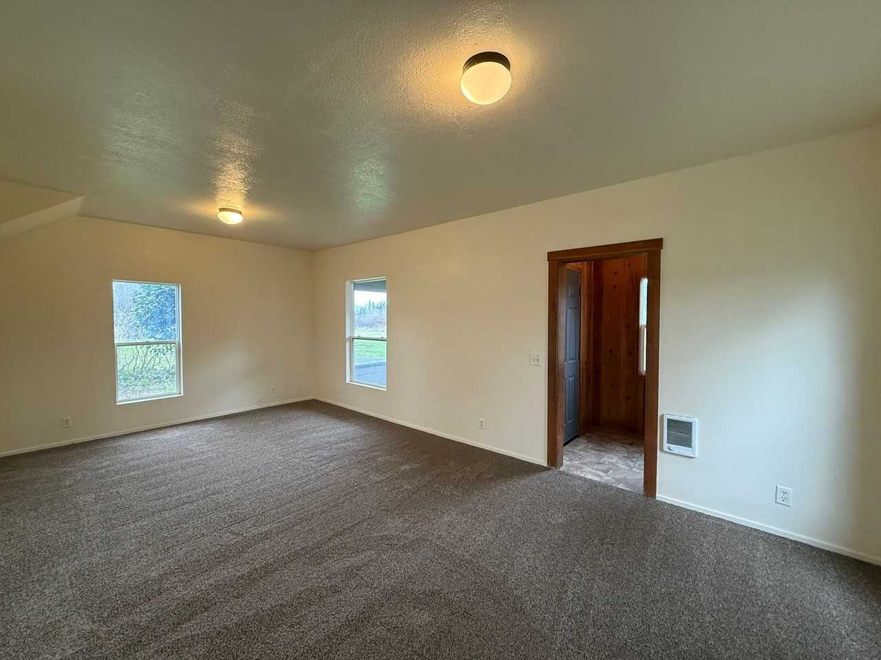 1133 Irvington Dr - Photo 5 of 31