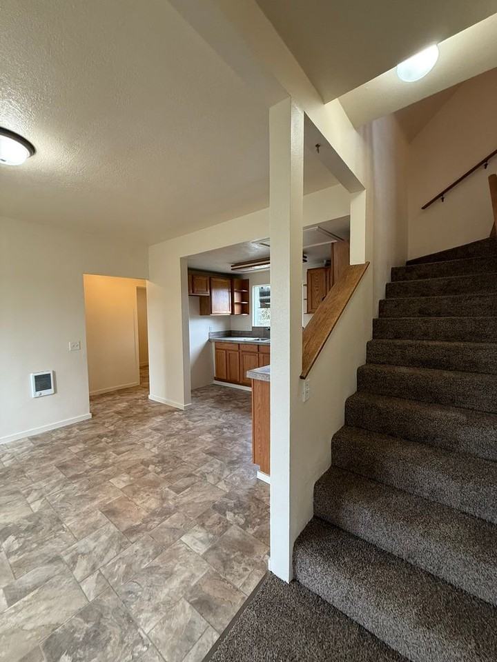 1133 Irvington Dr - Photo 6 of 31