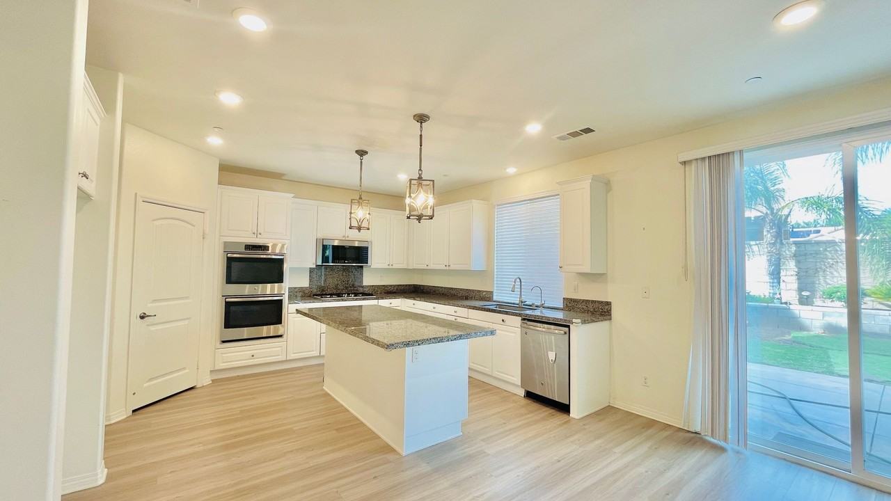 11998 Santiam Ct - Photo 3 of 36