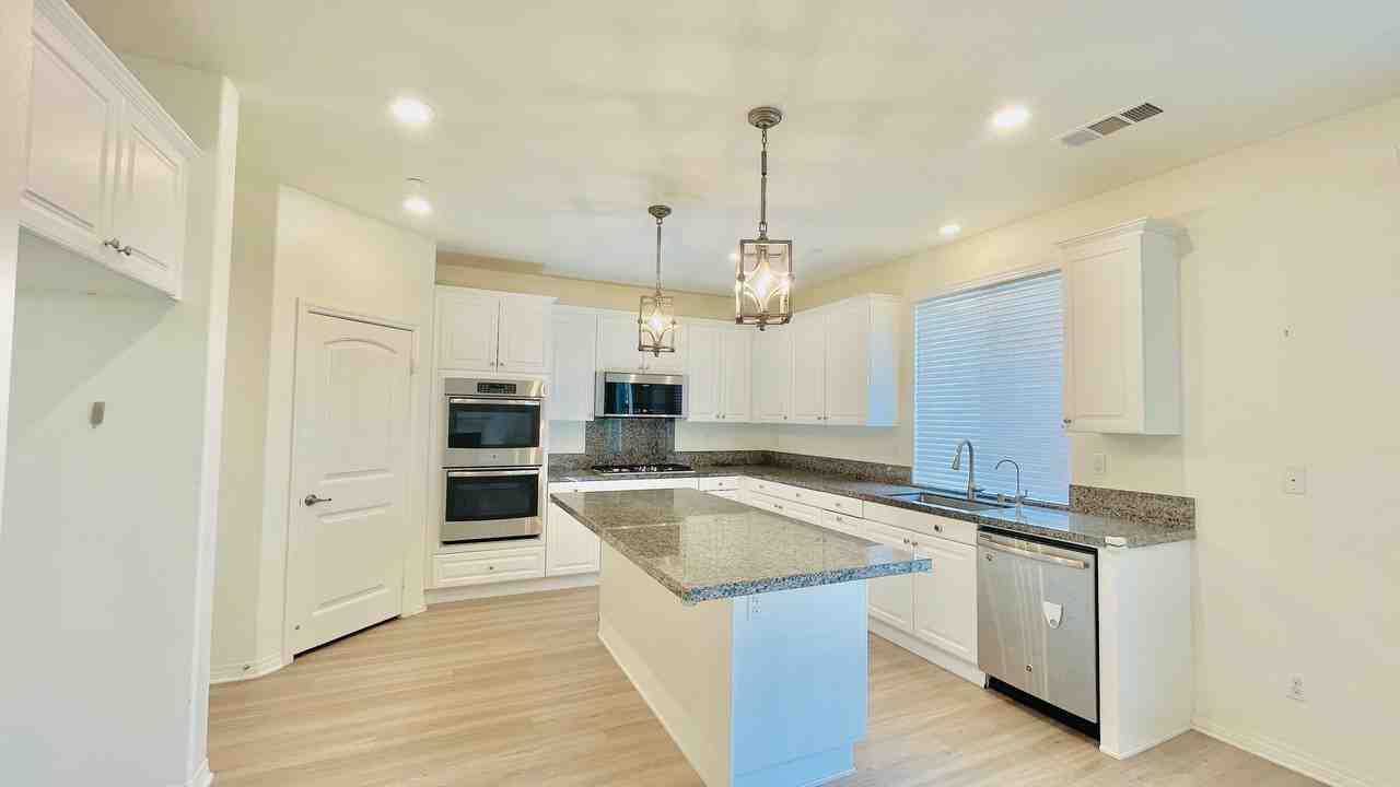 11998 Santiam Ct - Photo 4 of 36