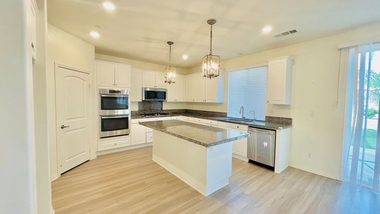 11998 Santiam Ct - Photo 5 of 36