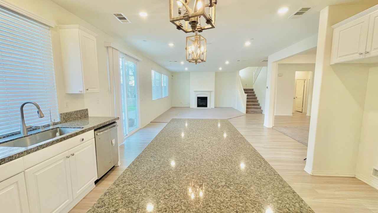 11998 Santiam Ct - Photo 6 of 36