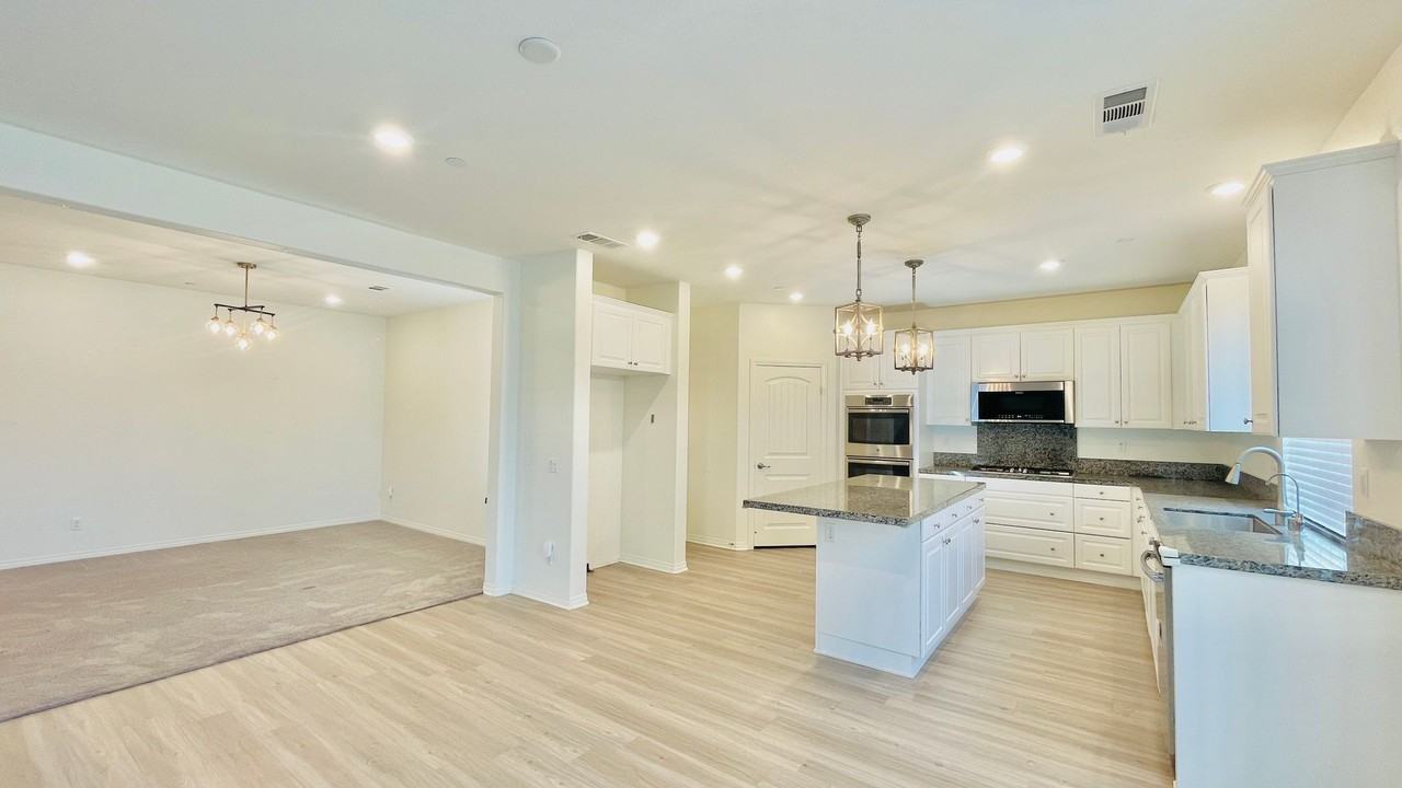 11998 Santiam Ct - Photo 7 of 36