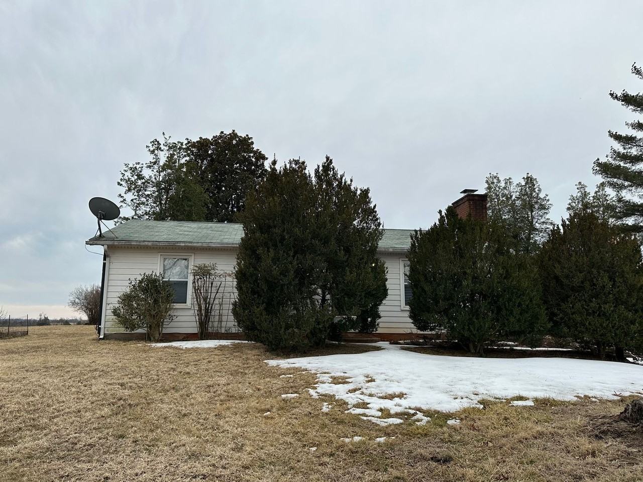 1135 Round Hill Dr - Photo 2 of 11