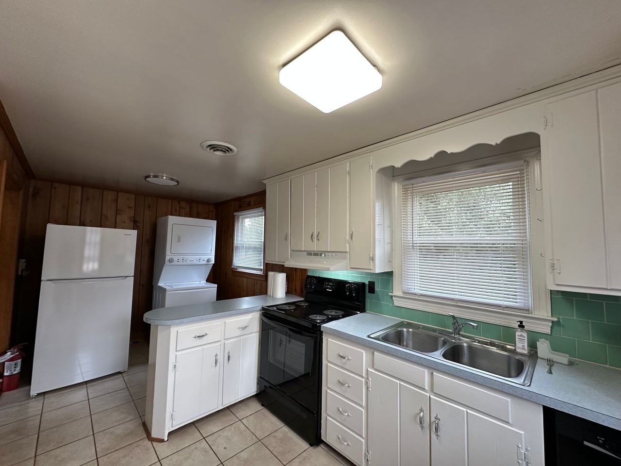 1135 Round Hill Dr - Photo 4 of 11