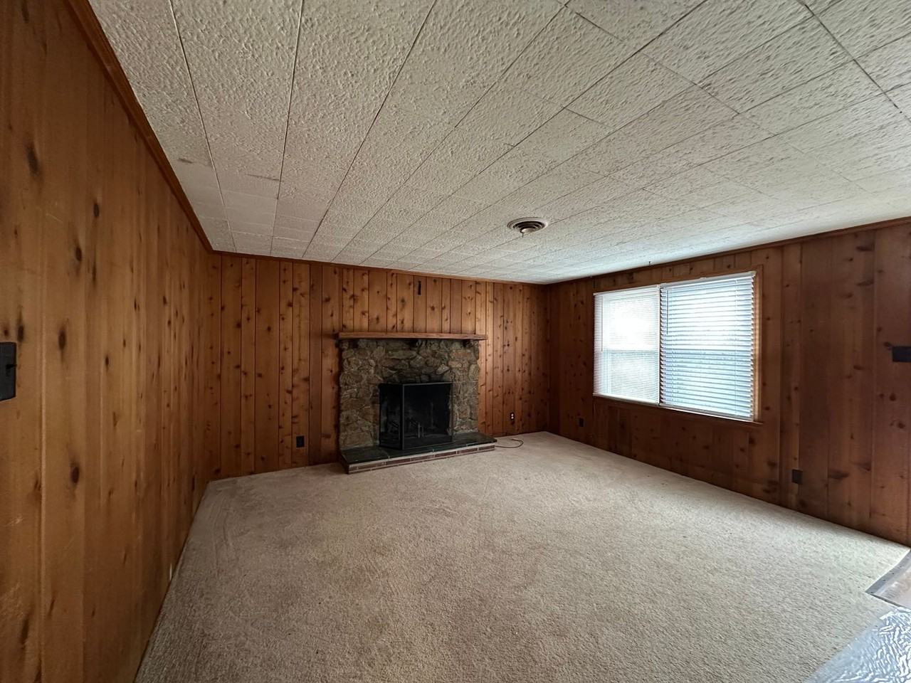 1135 Round Hill Dr - Photo 6 of 11