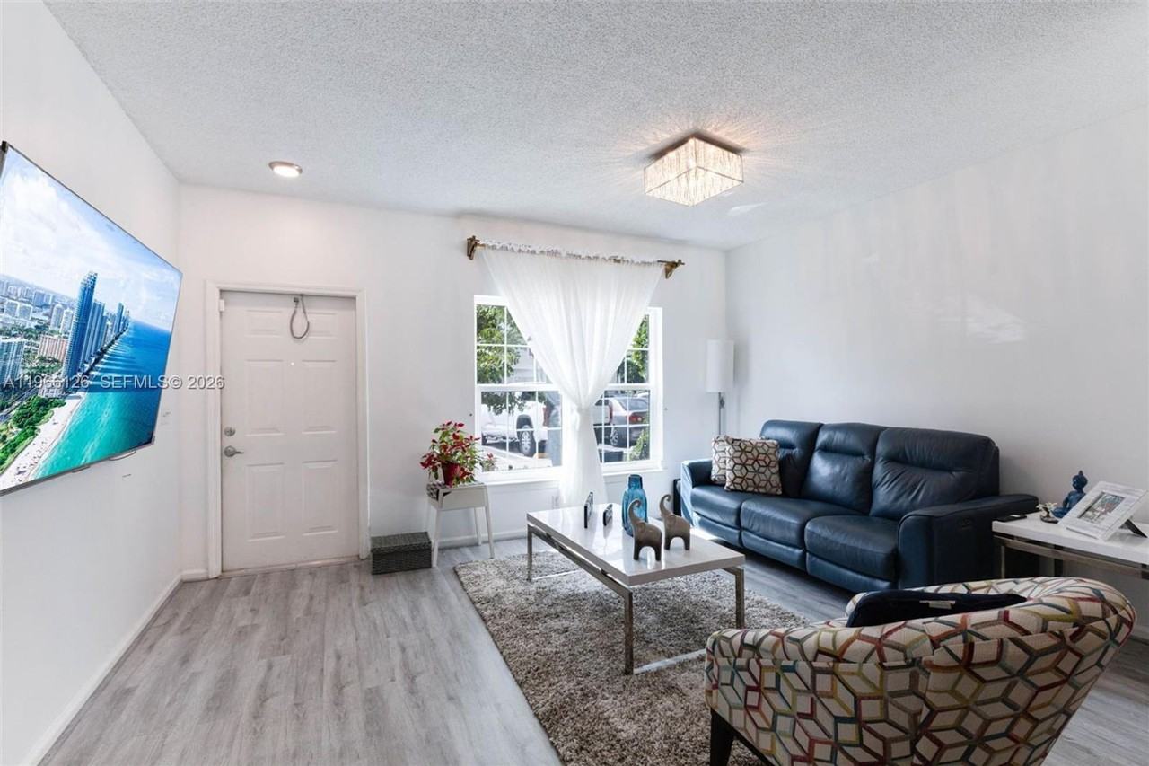 9925 Nw 57th Mnr - Photo 5 of 17