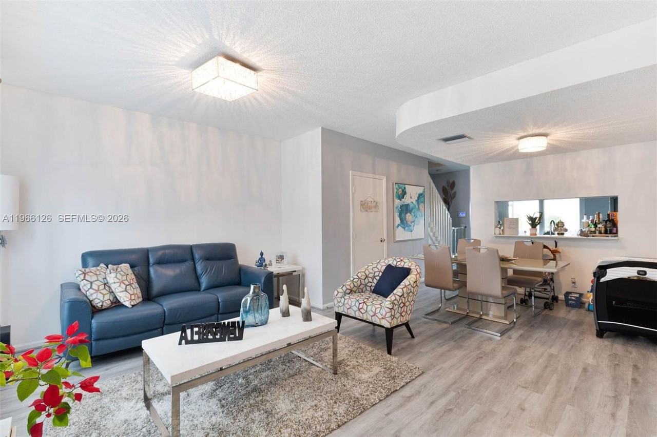 9925 Nw 57th Mnr - Photo 6 of 17