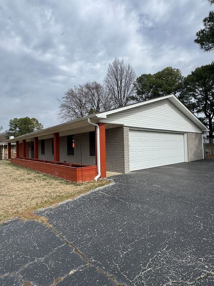 1912 Sherwood Dr - Photo 2 of 30