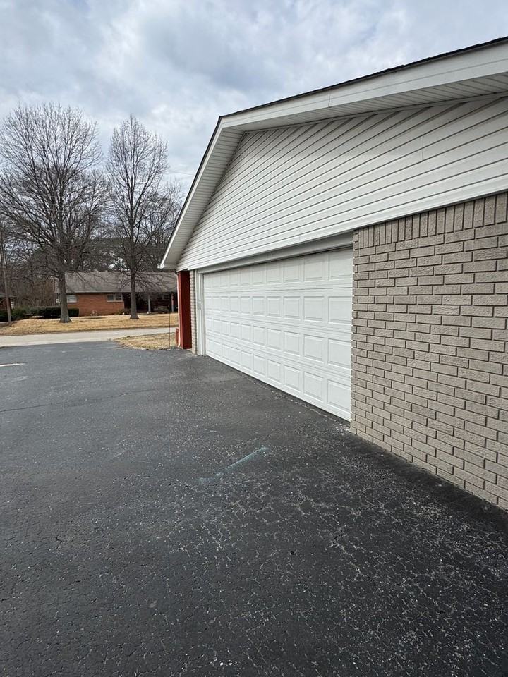 1912 Sherwood Dr - Photo 3 of 30