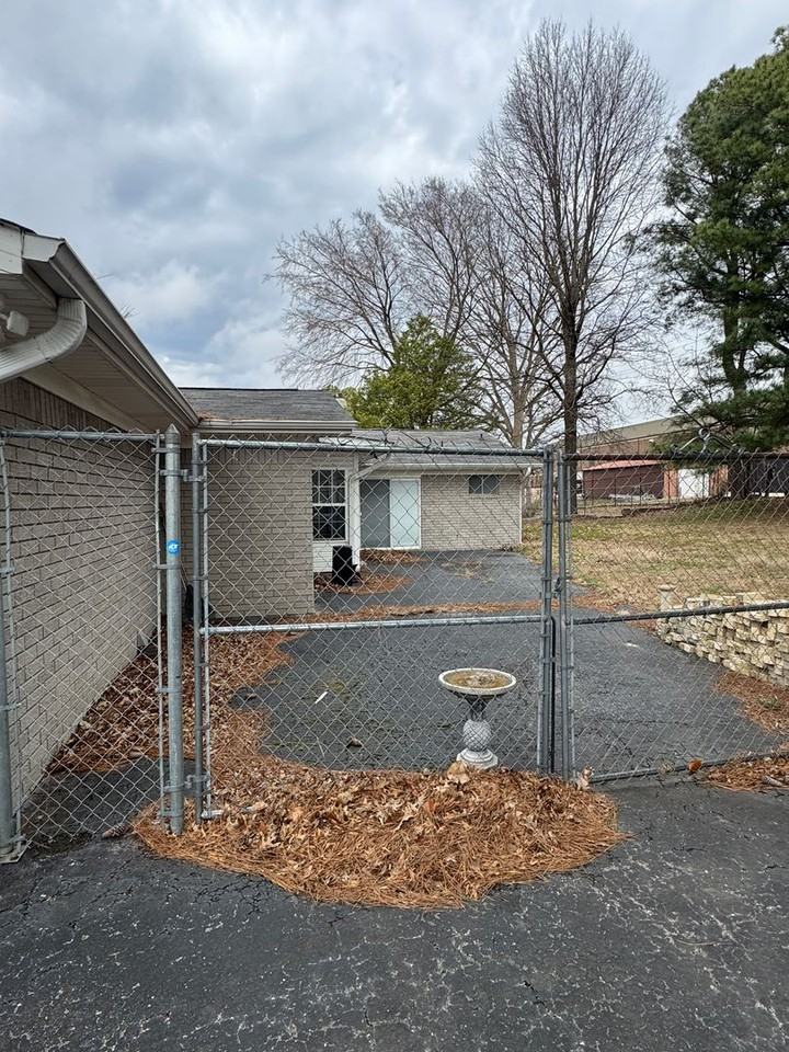 1912 Sherwood Dr - Photo 5 of 30