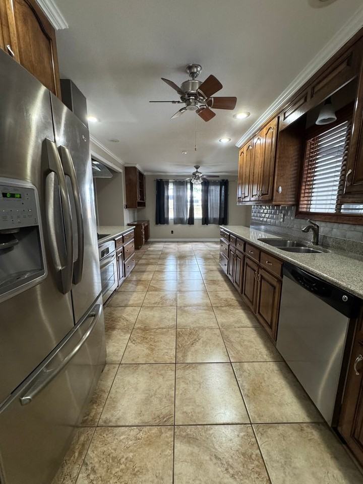 1912 Sherwood Dr - Photo 7 of 30