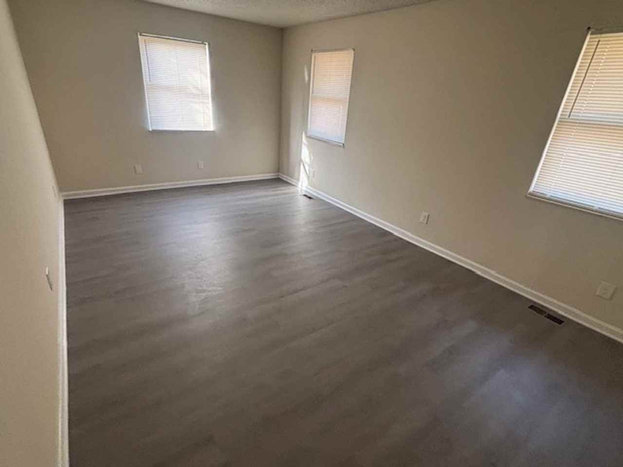 1664 Laurans Ave - Photo 2 of 9