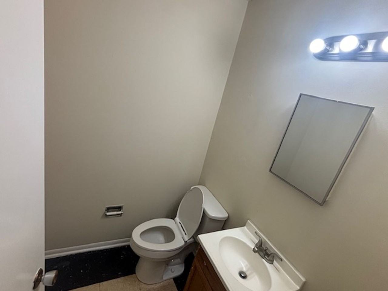 1664 Laurans Ave - Photo 4 of 9