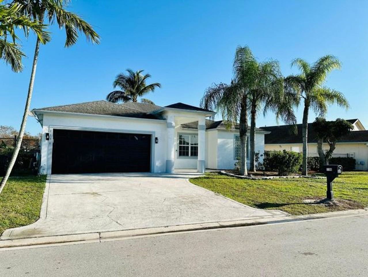 1196 Hatteras Cir - Photo 2 of 14