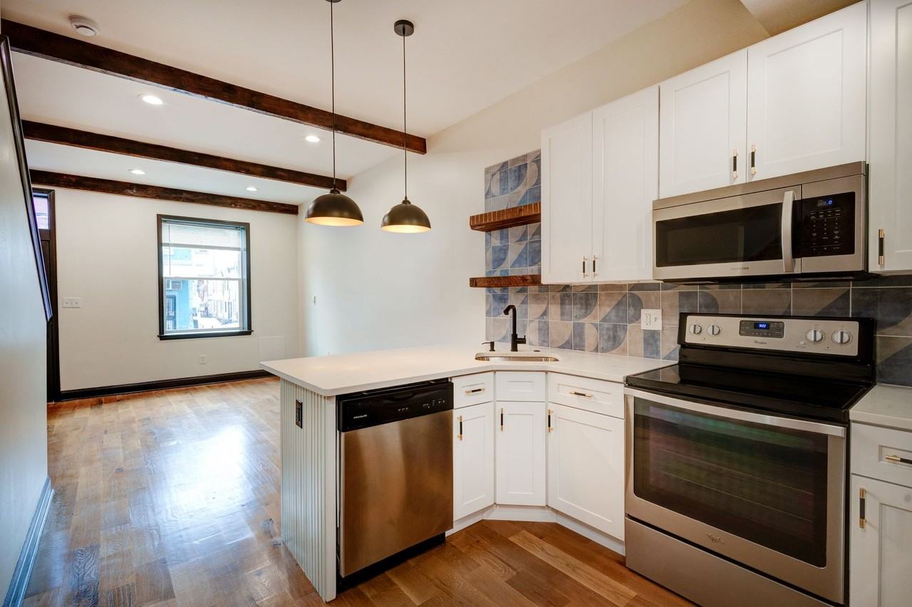 3007 W Fletcher St - Photo 3 of 20