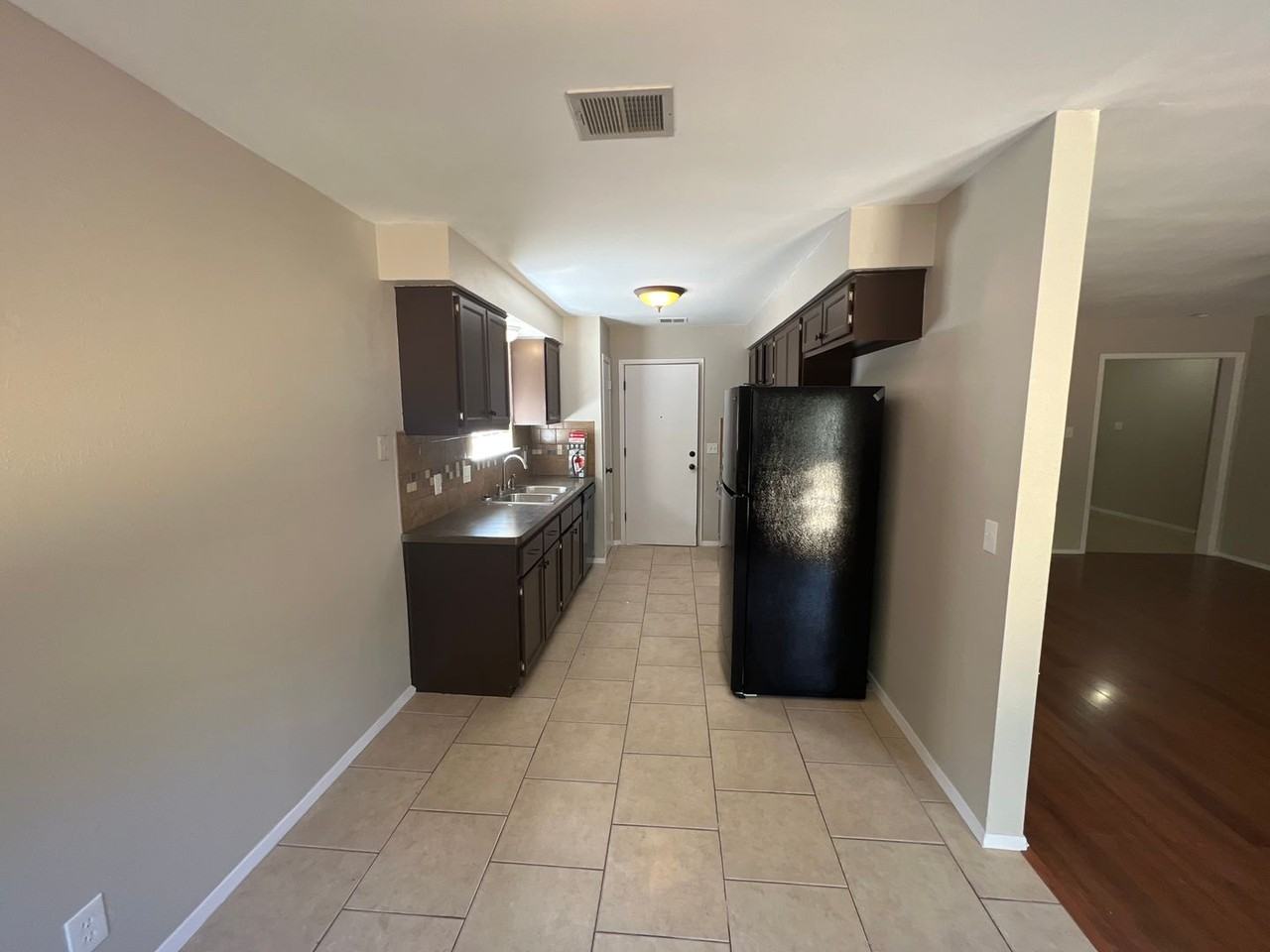 817 Cactus Dr - Photo 3 of 13