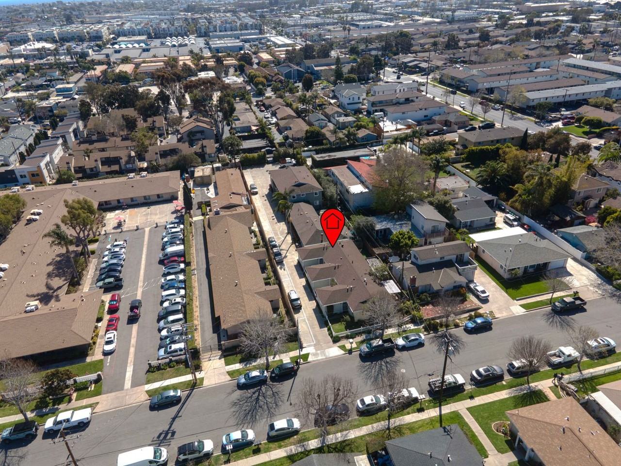 679 Center St - Photo 3 of 20