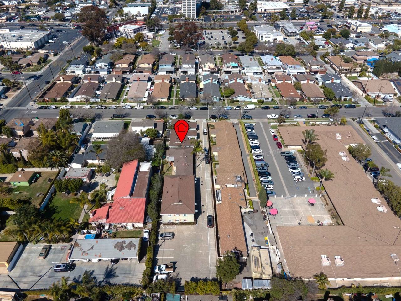 679 Center St - Photo 4 of 20