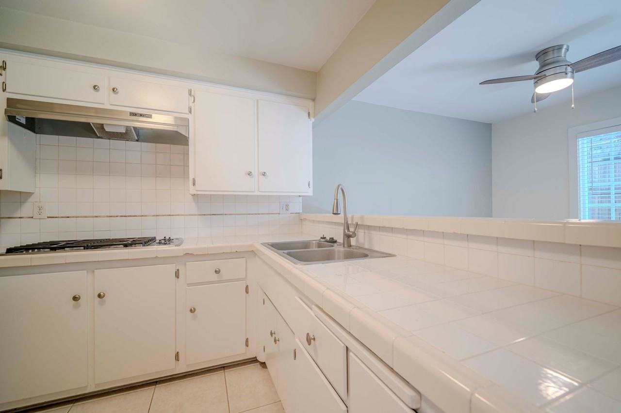 679 Center St - Photo 3 of 20