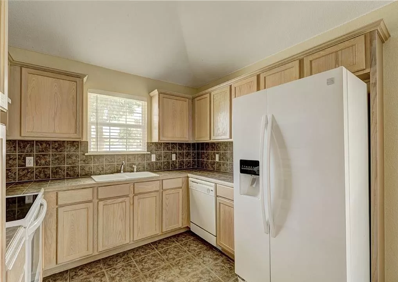 12328 Sw 5th St - Photo 4 of 35