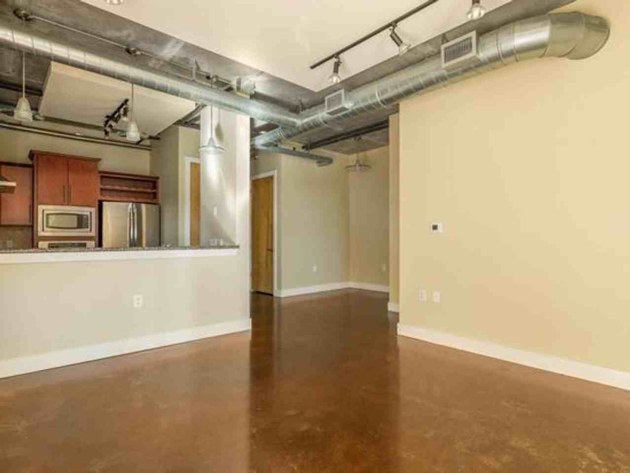 150 Bee St - Photo 3 of 4