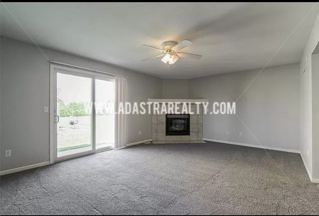 908 N Elm St - Photo 4 of 17