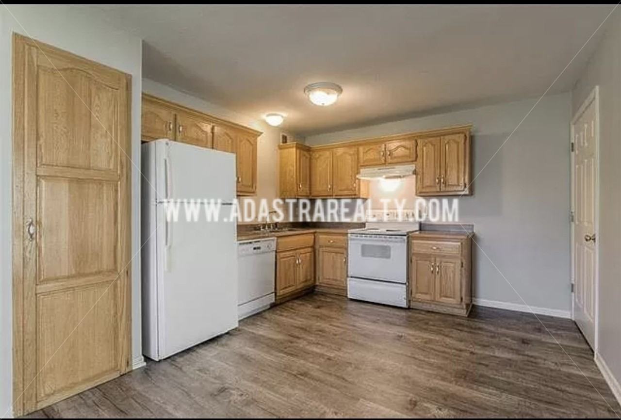 908 N Elm St - Photo 5 of 17