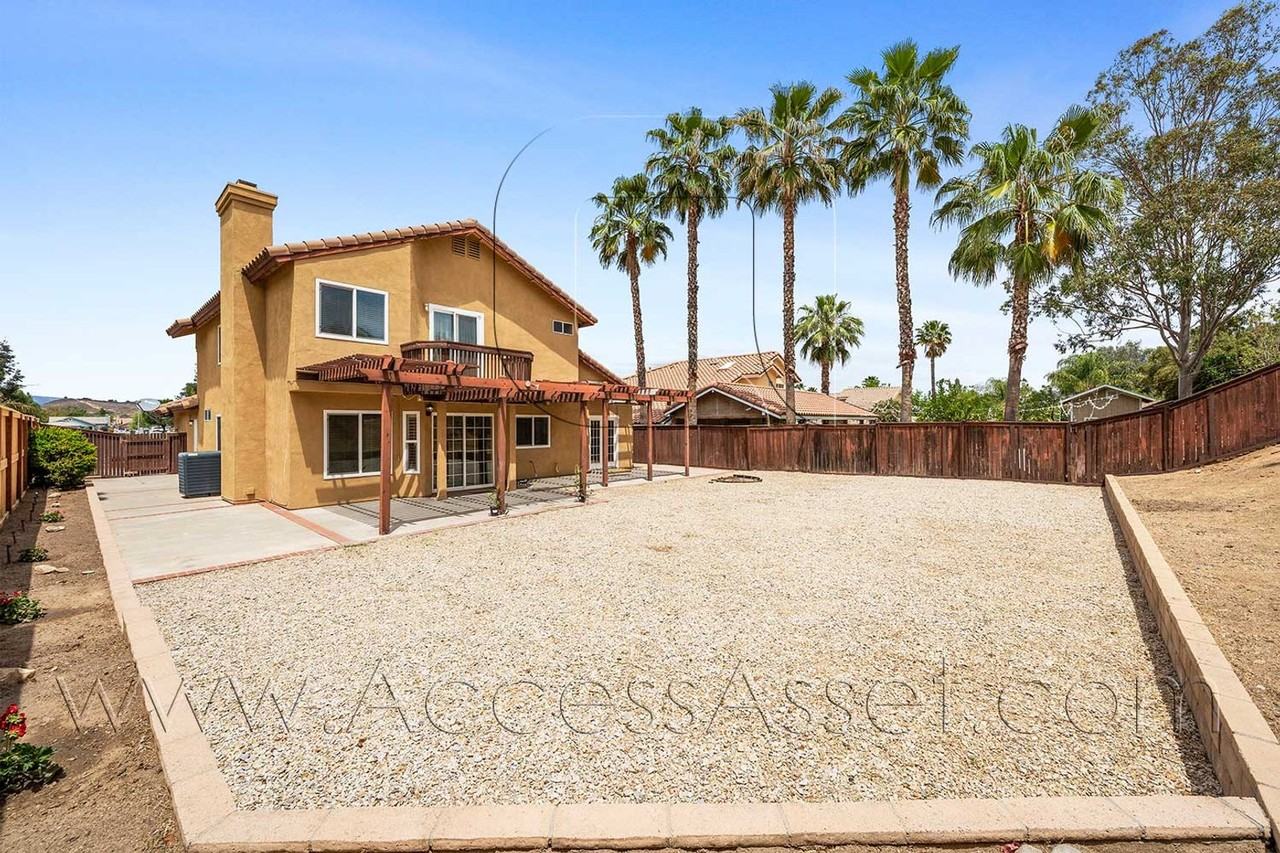 32440 Beechwood Ln - Photo 2 of 38