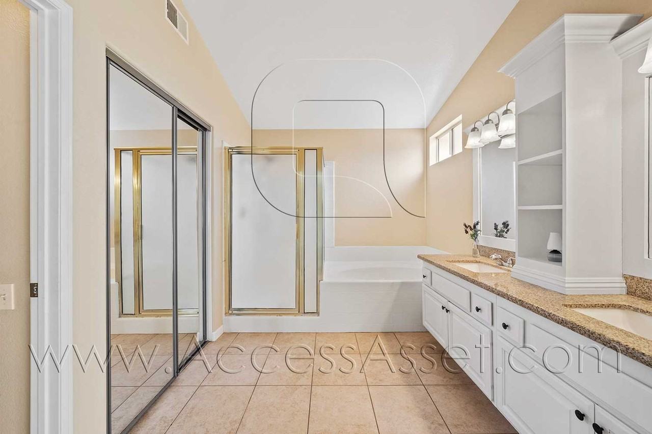 32440 Beechwood Ln - Photo 4 of 38