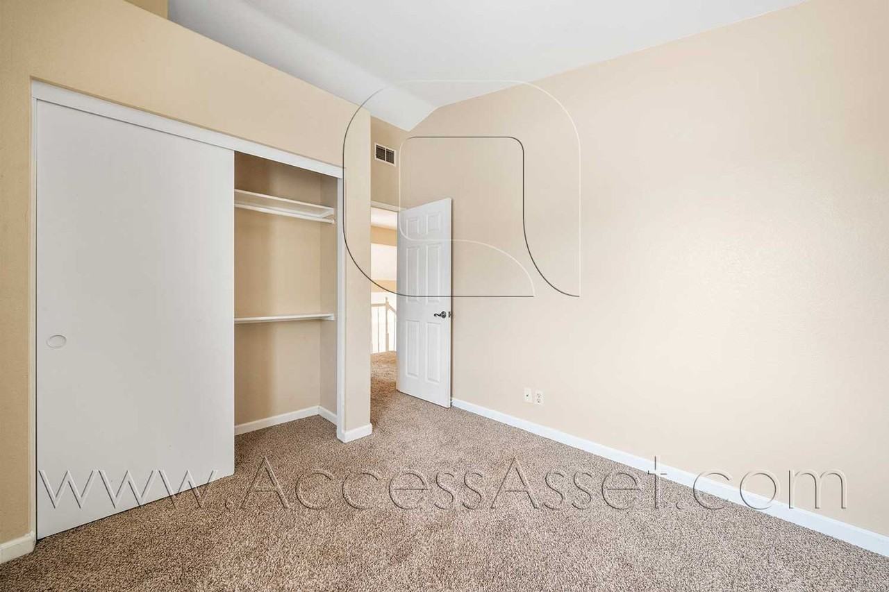 32440 Beechwood Ln - Photo 2 of 38