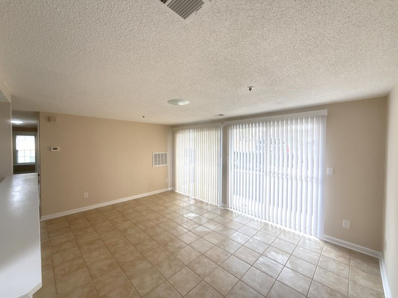 1610 Arlyn Cir Apt D - Photo 6 of 20