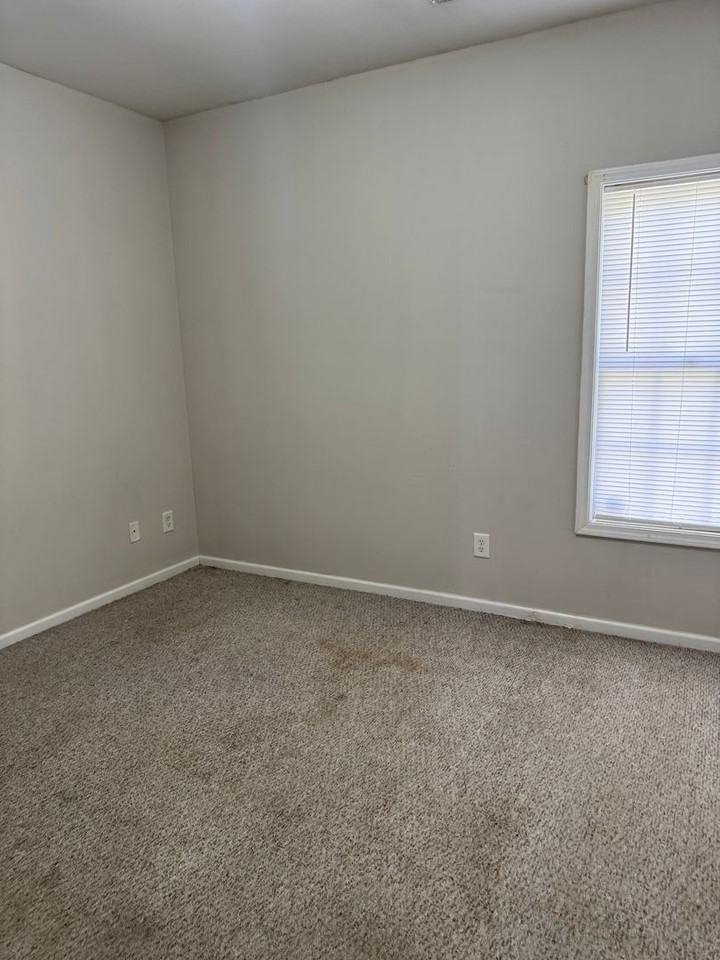 1216 Stoneridge Ln - Photo 4 of 6