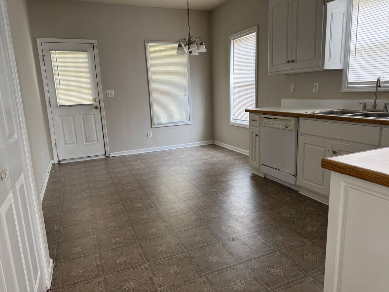 1216 Stoneridge Ln - Photo 5 of 6