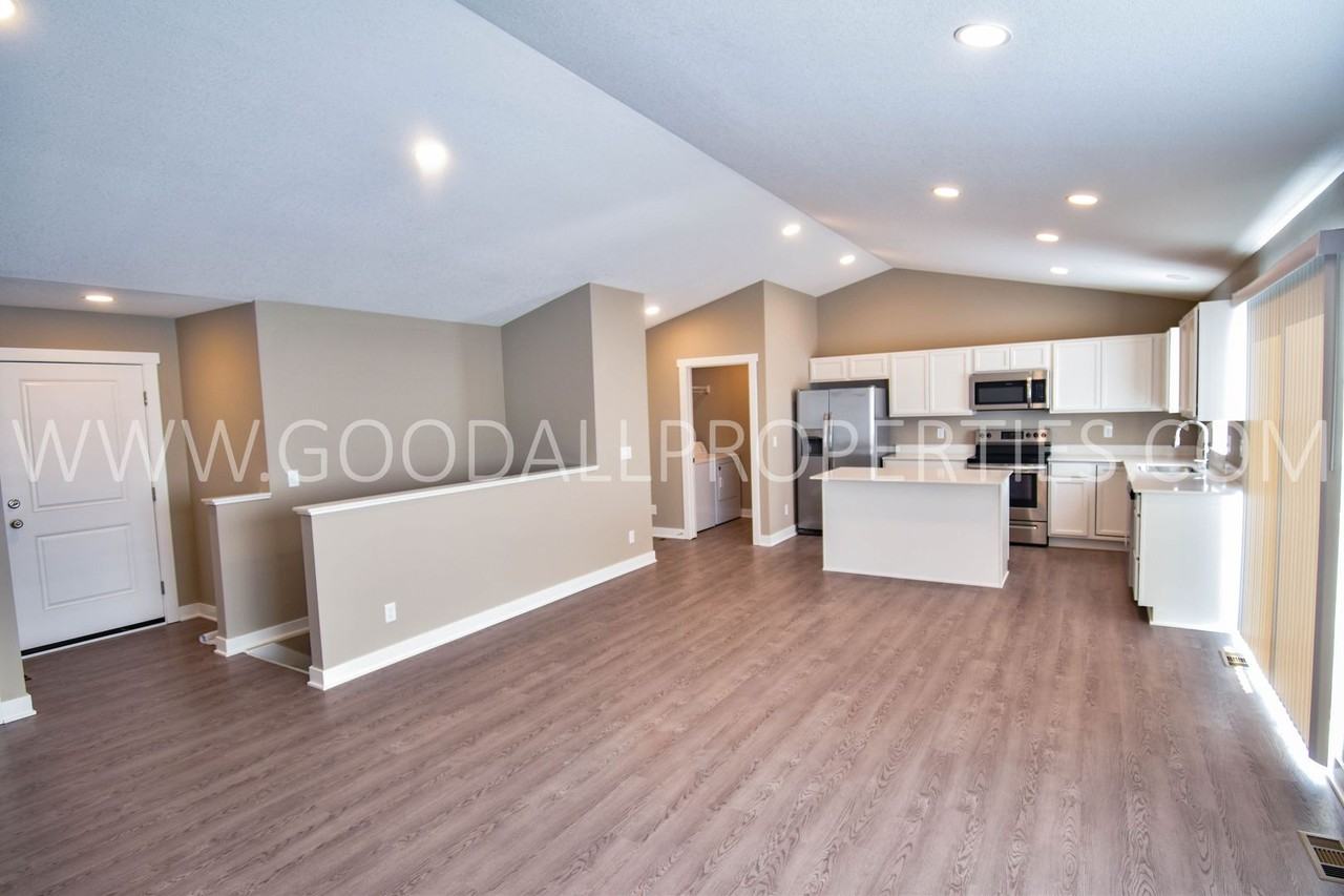 1932 Southbridge Dr - Photo 4 of 27