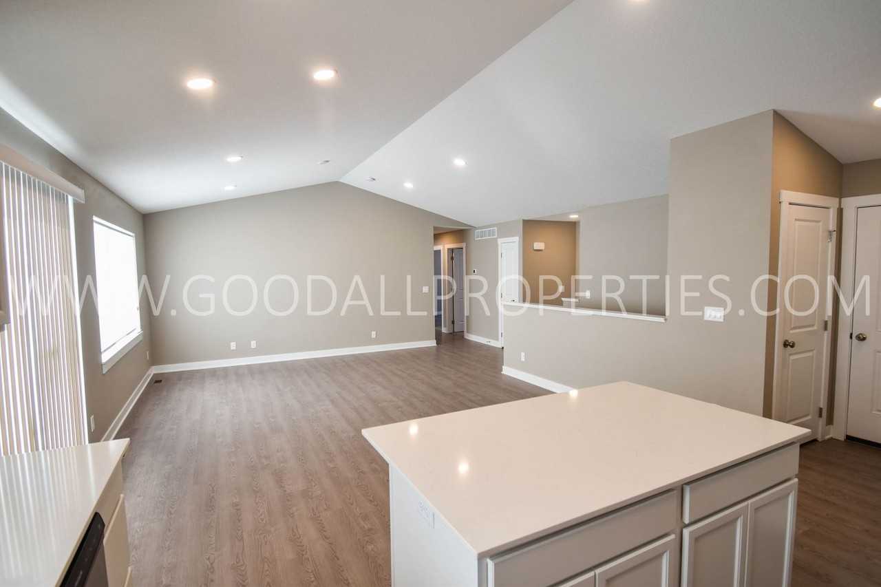 1932 Southbridge Dr - Photo 5 of 27