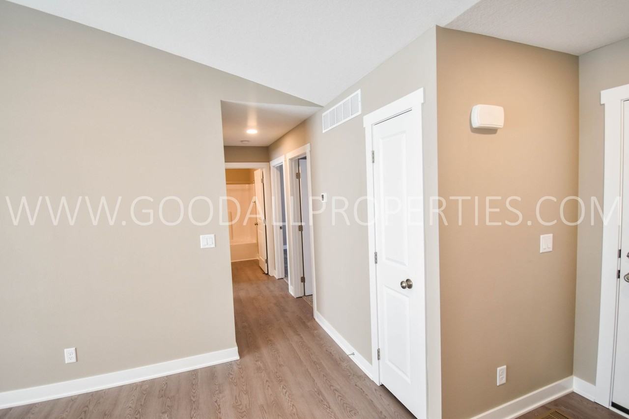 1932 Southbridge Dr - Photo 7 of 27