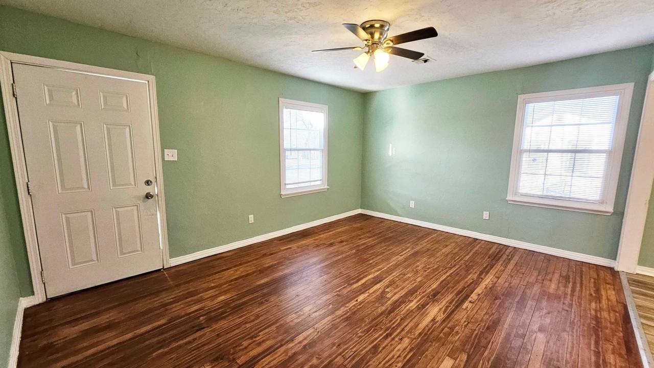 135 W Lilac Ln - Photo 4 of 13