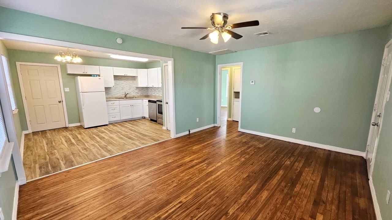 135 W Lilac Ln - Photo 6 of 13