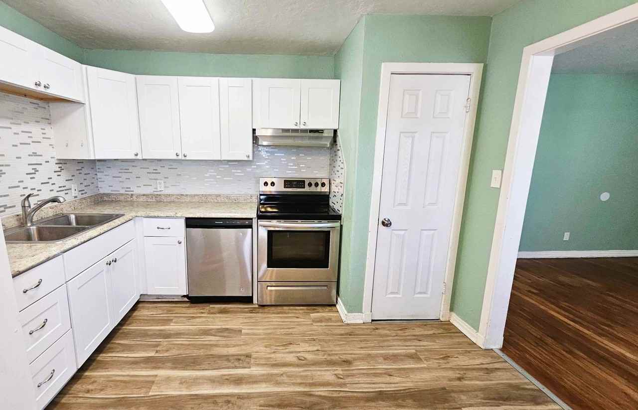 135 W Lilac Ln - Photo 7 of 13