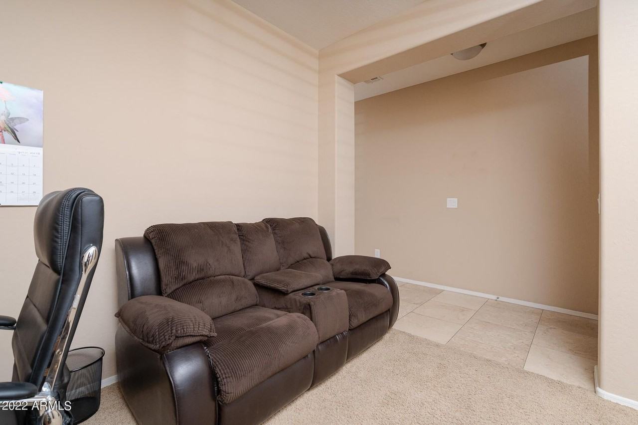 12030 W Polk St - Photo 5 of 31