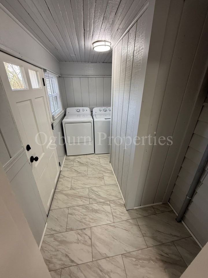 1607 Thurmond St - Photo 7 of 10