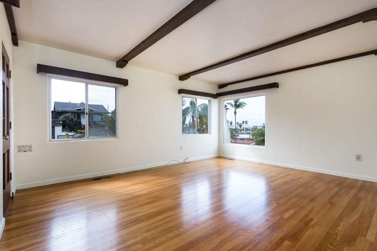 4674 Niagara Ave - Photo 6 of 35