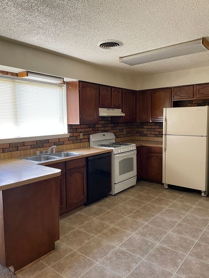 502 E La Paloma Ln - Photo 2 of 10