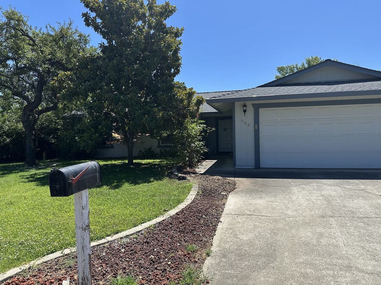 205 Woodhill Dr - Photo 3 of 41