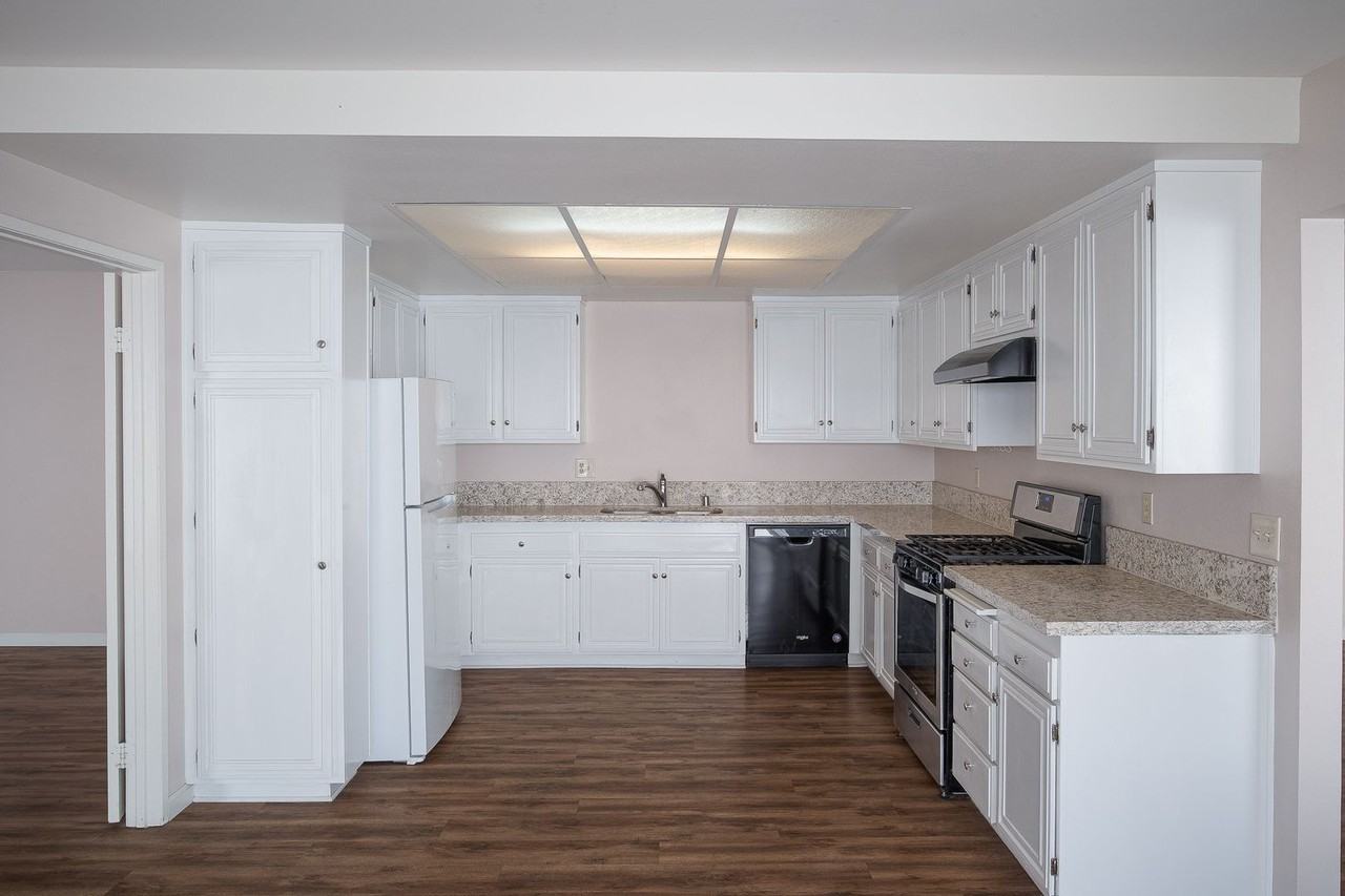 936 Belmont Ave - Photo 7 of 34