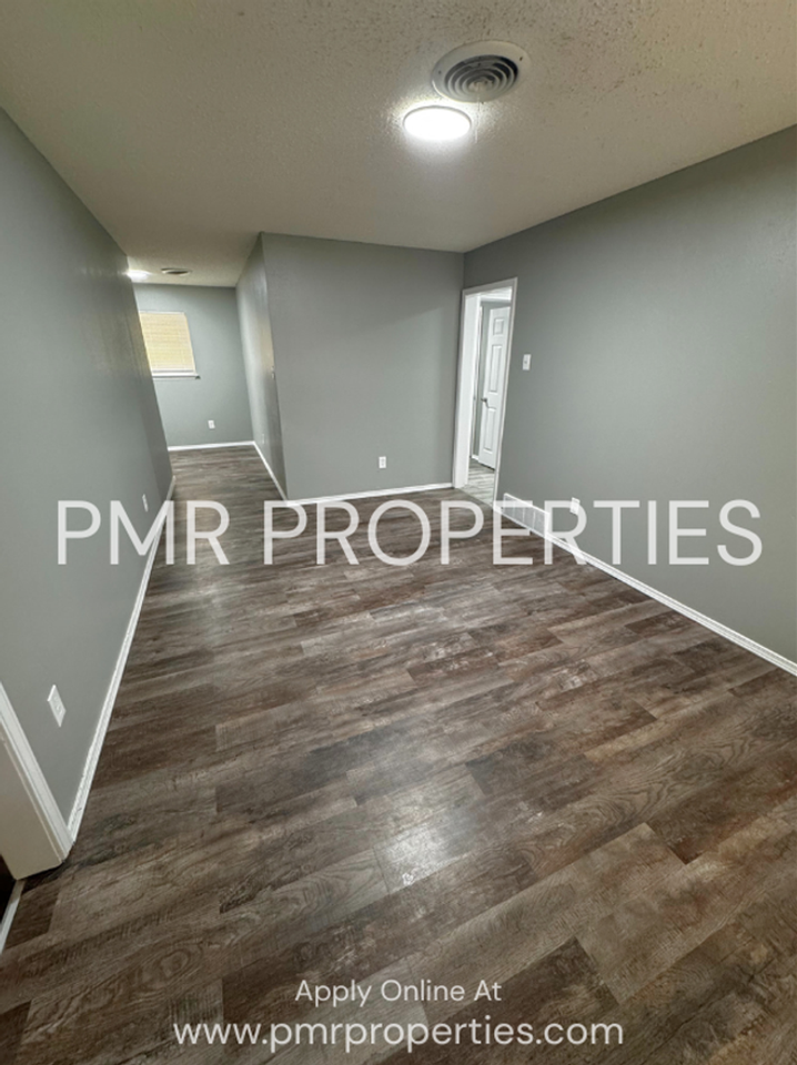 2403 Nw 49th St - Photo 3 of 17