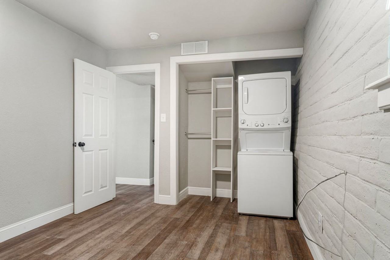 WHITE OAKS APARTMENTS - Photo 2 of 12