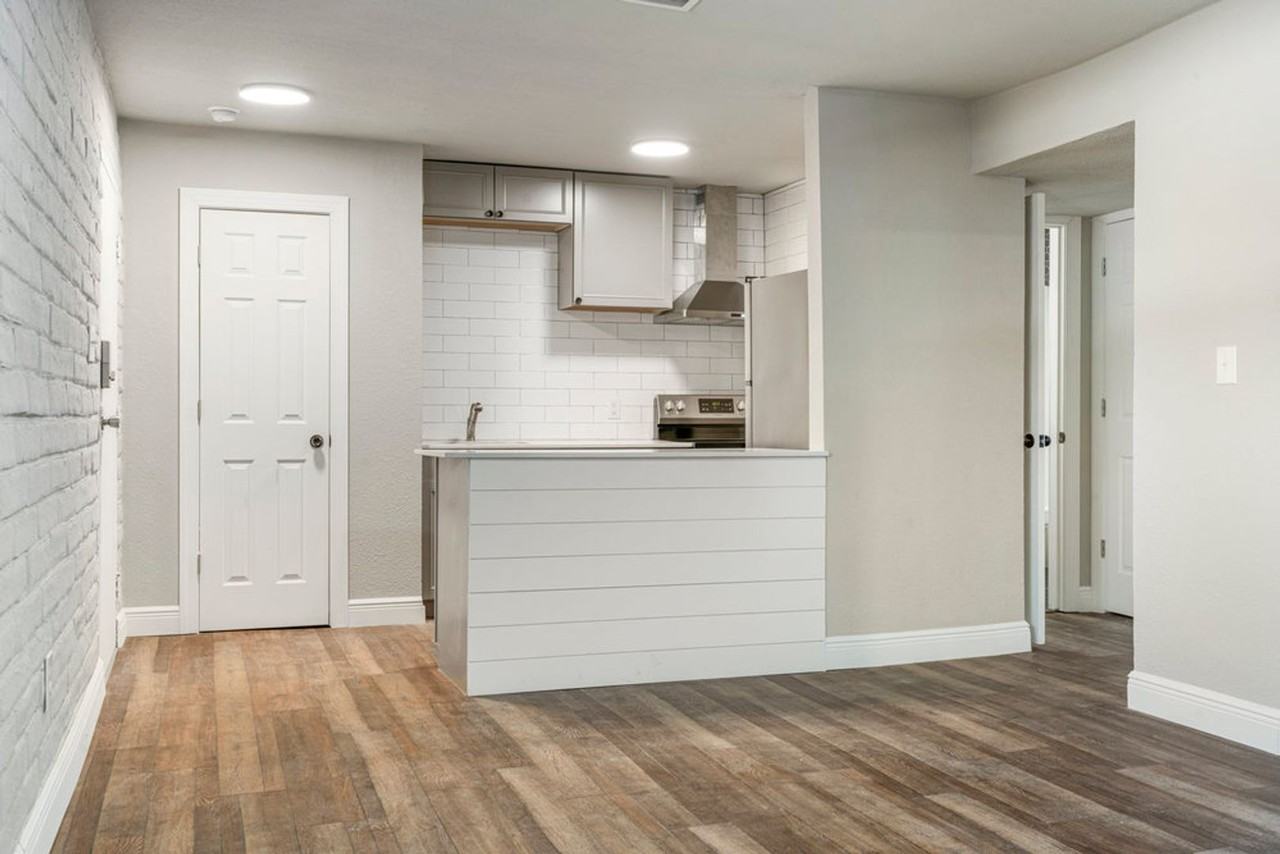 WHITE OAKS APARTMENTS - Photo 3 of 12